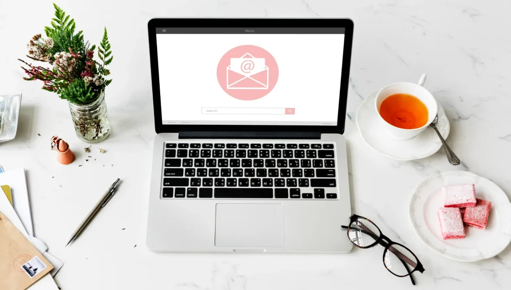 Blogger doing outreach for guest posting and backlinks