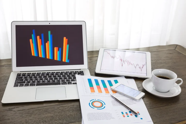 Blogging workspace with laptop, growth chart, and online income concept for beginners in 2026